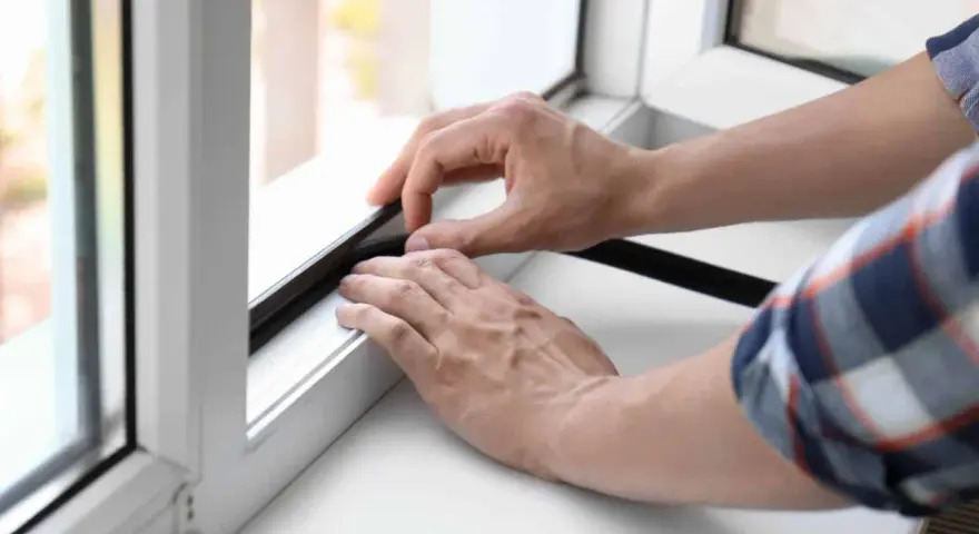 Pose d'un joint pour réduire le bruit de ventilation d'une fenêtre.