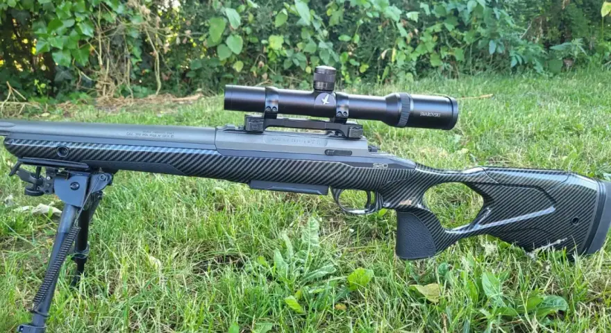 Carbone noir sur le canon gris canon de fusil d'un fusil de précision Sako S20, prêt pour la chasse.