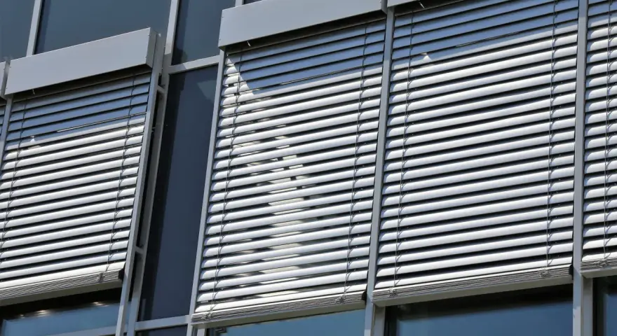 Volets roulants modernes sur une façade de bâtiment. L'image suggère la durabilité et la longévité du moteur de volet roulant.