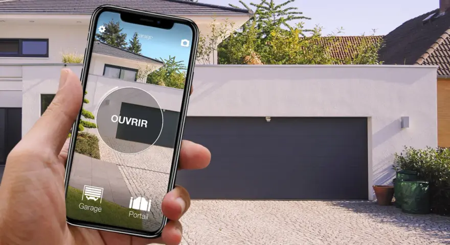 Utilisez votre smartphone pour ouvrir la porte de garage. L'application affiche un bouton "OUVRIR" et des icônes pour le garage et le portail.
