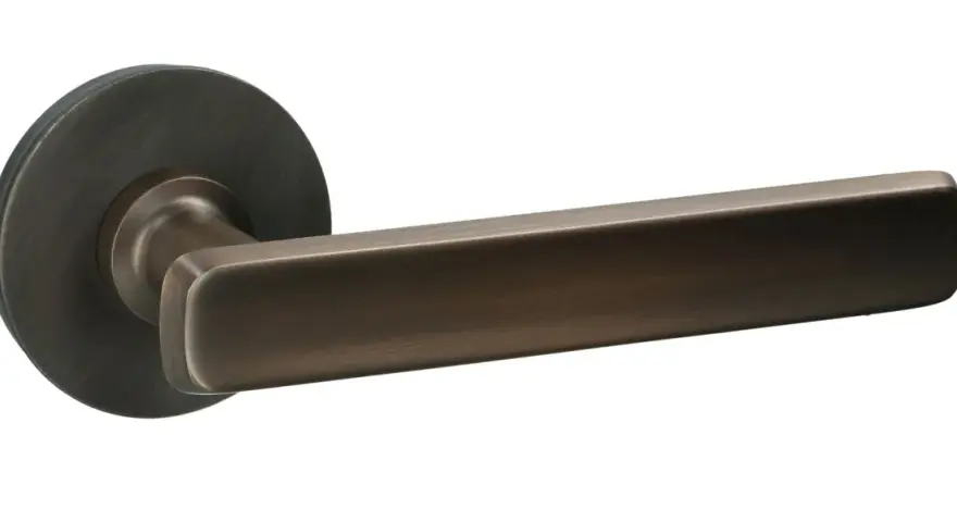Poignée de porte moderne en bronze, avec une tige poignée de porte trop longue, au design épuré et contemporain.
