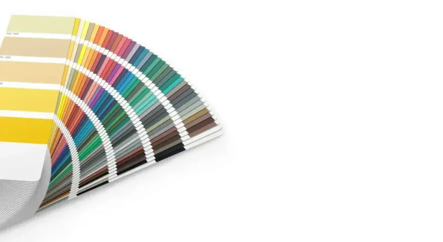 Éventail de nuancier RAL présentant une large gamme de couleurs, idéal pour choisir la couleur fenêtre alu parfaite.