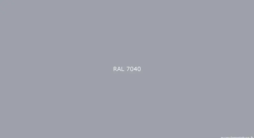 Un fond gris clair, le texte "RAL 7040" centré. Idéal pour la menuiserie moderne.