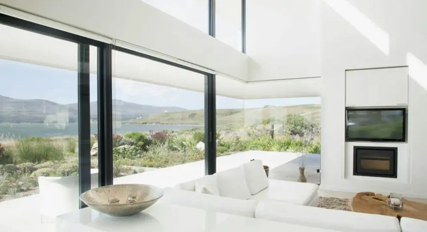 Salon moderne avec vue panoramique sur la mer, le choix du vitrage maximise la lumière naturelle et le paysage.