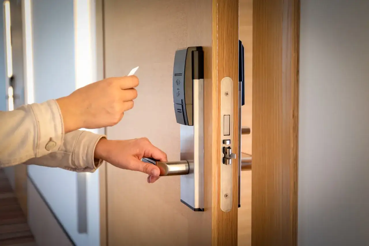 Main tenant utilise une carte pour d&eacute;verrouiller une porte avec fermeture de porte par &eacute;lectro aimant ou magn&eacute;tique.