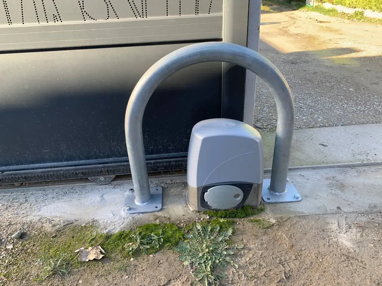 Une arche m&eacute;tallique prot&egrave;ge le moteur d'un portail &eacute;lectrique.