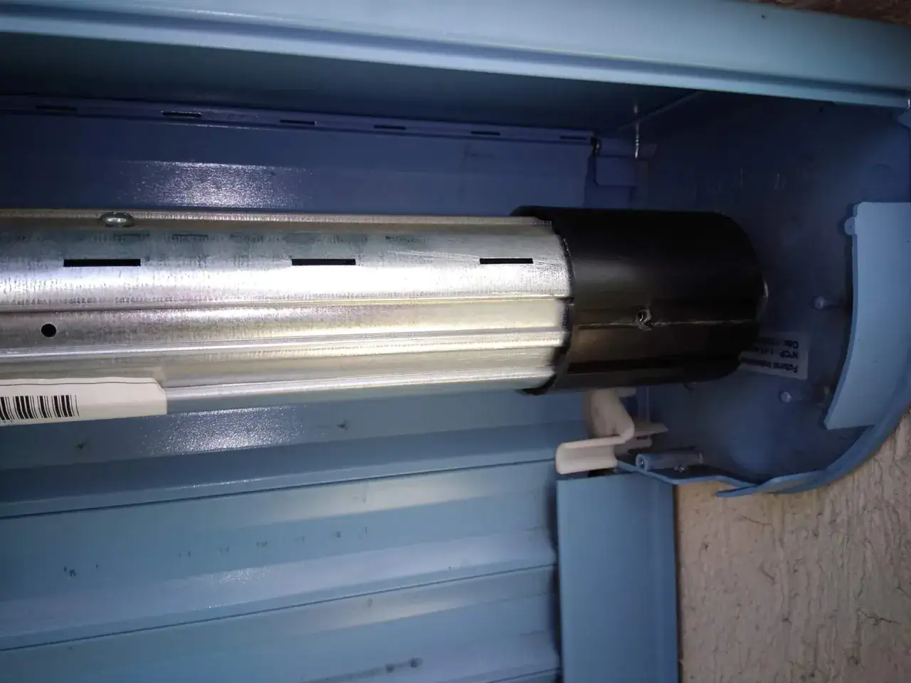 D&eacute;tail du tube de volet roulant et de son moteur, &eacute;tape cl&eacute; pour savoir comment d&eacute;monter un moteur de volet roulant.