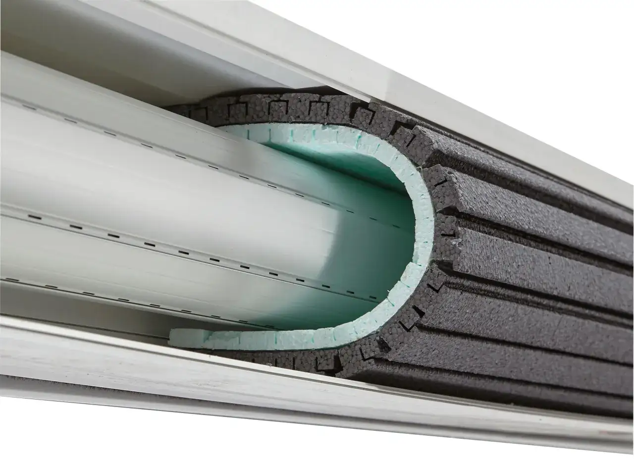 Coupe d'un volet roulant PVC montrant son isolation phonique et thermique. Le coffre est doubl&eacute; d'une mousse isolante pour une meilleure isolation phonique fen&ecirc;tre PVC.