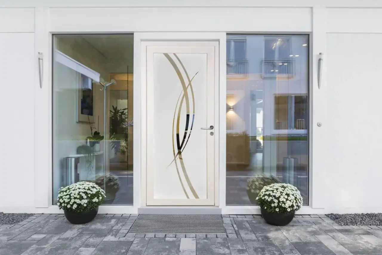 Porte d'entrée moderne avec un vitrage décoratif aux motifs abstraits. Ce type de vitrage pour porte d'entrée apporte une touche artistique.