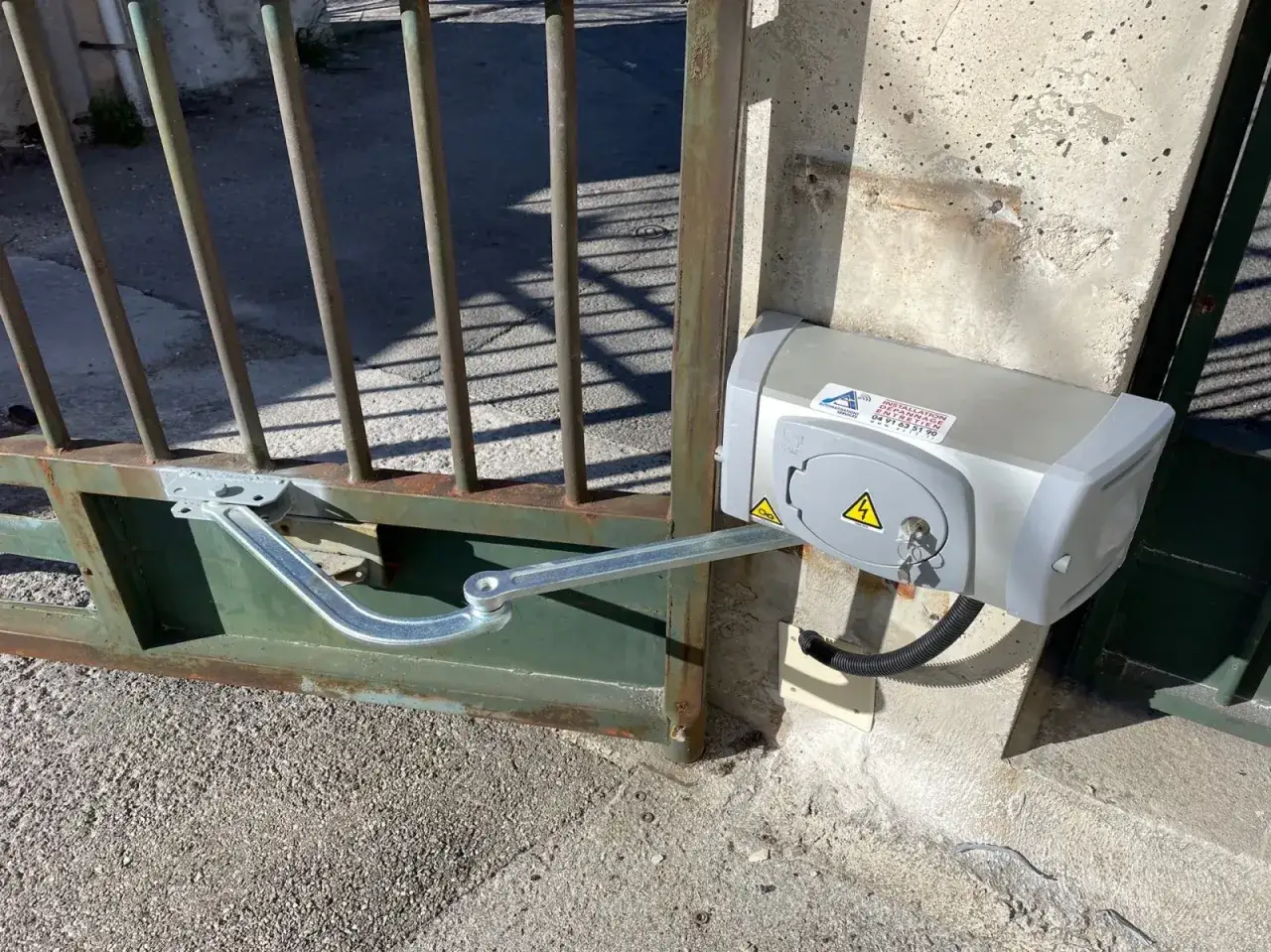 Le moteur came du portail battant est en panne, bloquant l'acc&egrave;s.