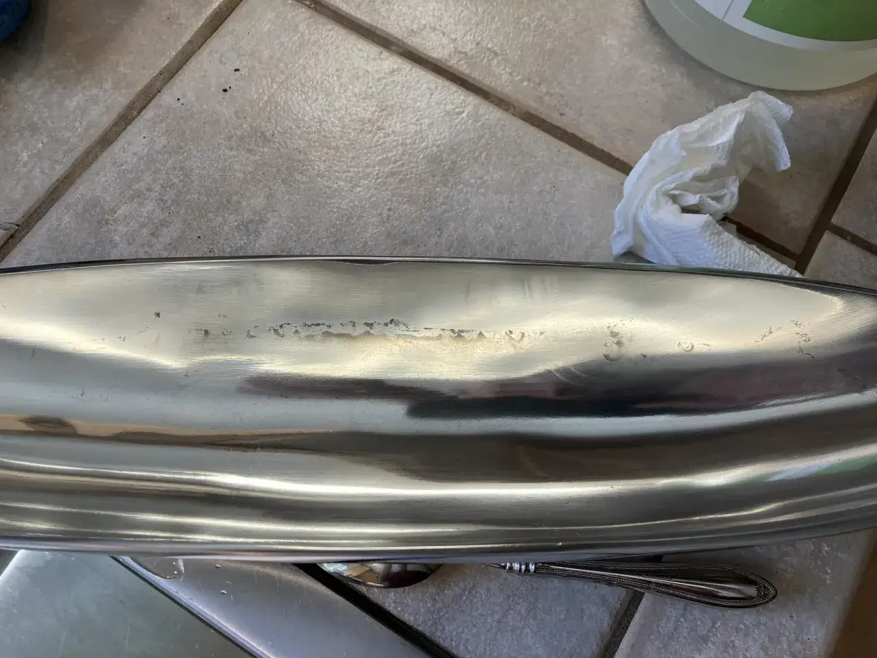 Taches sur un plat en aluminium bross&eacute;. Comment nettoyer de l'aluminium bross&eacute; pour lui redonner son &eacute;clat.