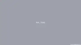 Un fond gris clair, le texte "RAL 7040" centré. Idéal pour la menuiserie moderne.
